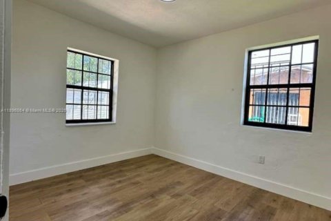 House in Opa-locka, Florida 2 bedrooms, 86.31 sq.m. № 1950304 - photo 16