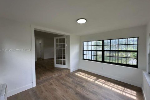 House in Opa-locka, Florida 2 bedrooms, 86.31 sq.m. № 1950304 - photo 19