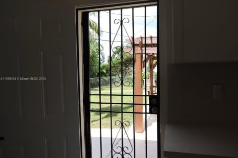 House in Opa-locka, Florida 2 bedrooms, 86.31 sq.m. № 1950304 - photo 24