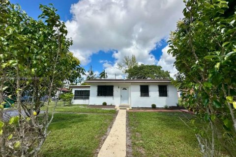 House in Opa-locka, Florida 2 bedrooms, 86.31 sq.m. № 1950304 - photo 1