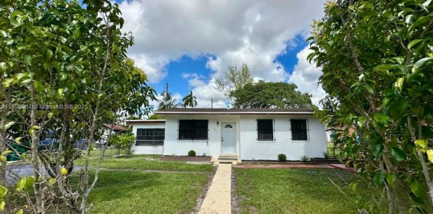House in Opa-locka, Florida 2 bedrooms, 86.31 sq.m. № 1950304
