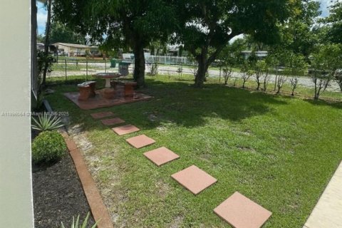 House in Opa-locka, Florida 2 bedrooms, 86.31 sq.m. № 1950304 - photo 27