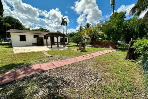 House in Opa-locka, Florida 2 bedrooms, 86.31 sq.m. № 1950304 - photo 29