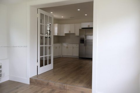 House in Opa-locka, Florida 2 bedrooms, 86.31 sq.m. № 1950304 - photo 20