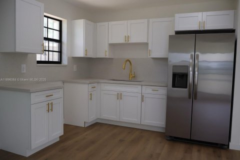 House in Opa-locka, Florida 2 bedrooms, 86.31 sq.m. № 1950304 - photo 10