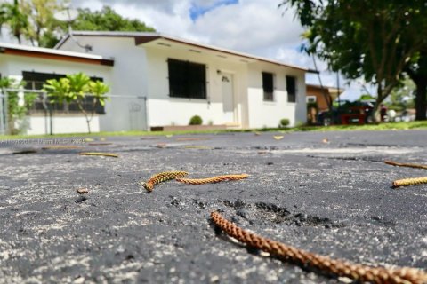 House in Opa-locka, Florida 2 bedrooms, 86.31 sq.m. № 1950304 - photo 4