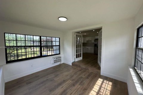House in Opa-locka, Florida 2 bedrooms, 86.31 sq.m. № 1950304 - photo 21