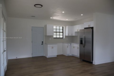 House in Opa-locka, Florida 2 bedrooms, 86.31 sq.m. № 1950304 - photo 12