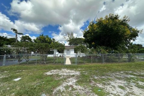 House in Opa-locka, Florida 2 bedrooms, 86.31 sq.m. № 1950304 - photo 5