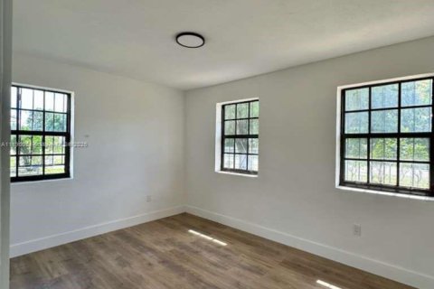 House in Opa-locka, Florida 2 bedrooms, 86.31 sq.m. № 1950304 - photo 13