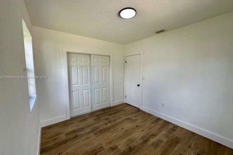 House in Opa-locka, Florida 2 bedrooms, 86.31 sq.m. № 1950304 - photo 14