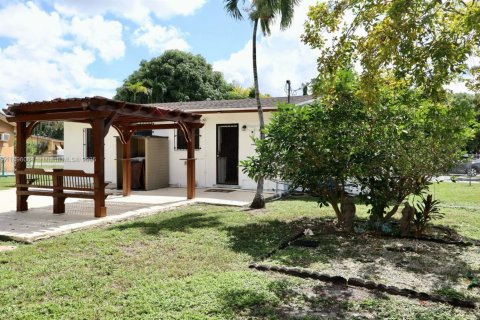 House in Opa-locka, Florida 2 bedrooms, 86.31 sq.m. № 1950304 - photo 25