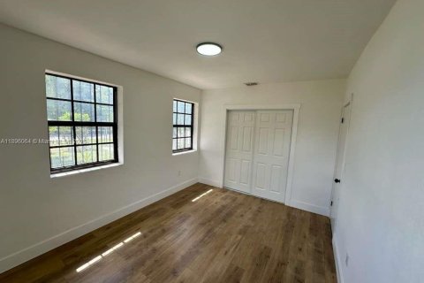 House in Opa-locka, Florida 2 bedrooms, 86.31 sq.m. № 1950304 - photo 15