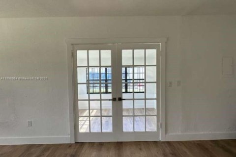 House in Opa-locka, Florida 2 bedrooms, 86.31 sq.m. № 1950304 - photo 22