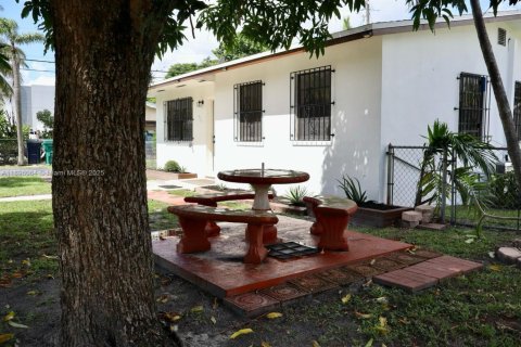 House in Opa-locka, Florida 2 bedrooms, 86.31 sq.m. № 1950304 - photo 28