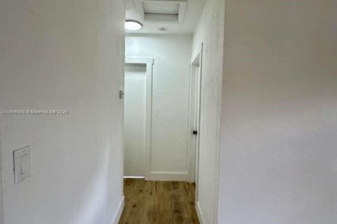 House in Opa-locka, Florida 2 bedrooms, 86.31 sq.m. № 1950304 - photo 17