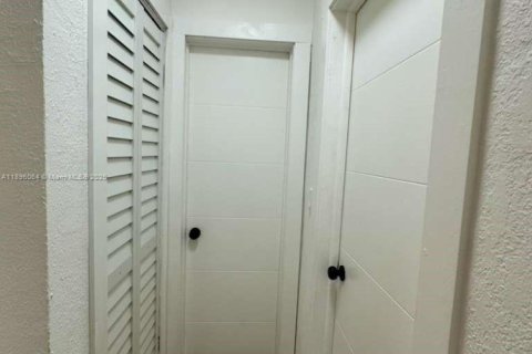 House in Opa-locka, Florida 2 bedrooms, 86.31 sq.m. № 1950304 - photo 18