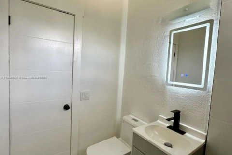 House in Opa-locka, Florida 2 bedrooms, 86.31 sq.m. № 1950304 - photo 8