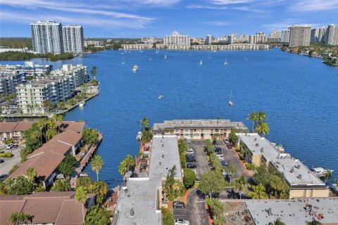 Adosado en alquiler en North Miami Beach, Florida, 2 dormitorios, 144 m2 № 1940897 - foto 8