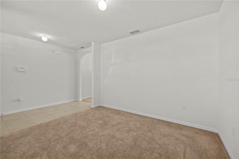 House in Haines City, Florida 4 bedrooms, 250.46 sq.m. № 2223758 - photo 9