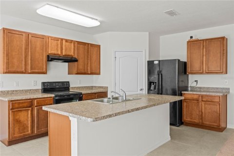 House in Haines City, Florida 4 bedrooms, 250.46 sq.m. № 2223758 - photo 5