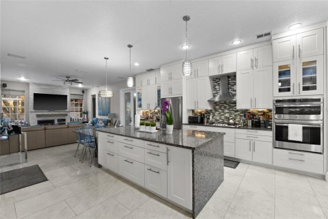 House in Windermere, Florida 5 bedrooms, 327.02 sq.m. № 1557309 - photo 14