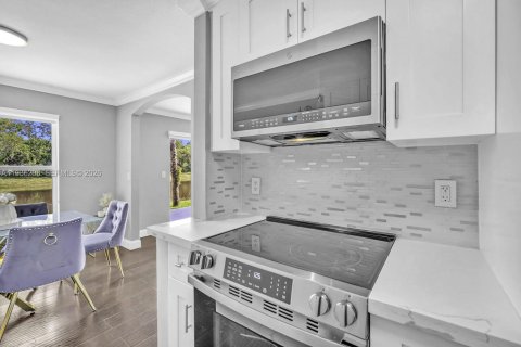 Touwnhouse à vendre à Pembroke Pines, Floride: 3 chambres, 127.09 m2 № 1997919 - photo 13