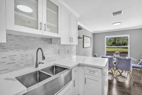 Touwnhouse à vendre à Pembroke Pines, Floride: 3 chambres, 127.09 m2 № 1997919 - photo 12