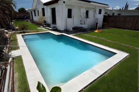 Casa en venta en Miami, Florida, 4 dormitorios, 150.32 m2 № 1882428 - foto 1