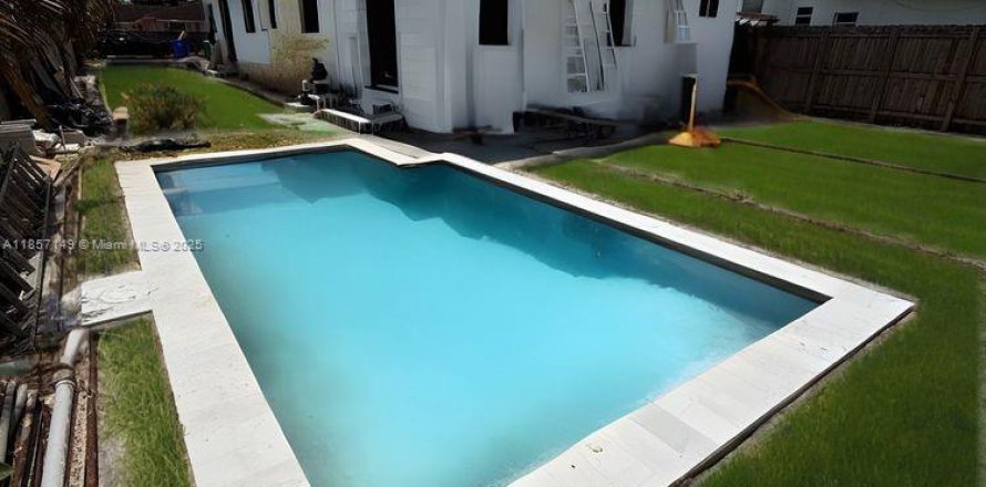 House in Miami, Florida 4 bedrooms, 150.32 sq.m. № 1882428