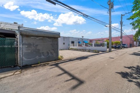 Commercial property in Miami Beach, Florida № 2009975 - photo 9