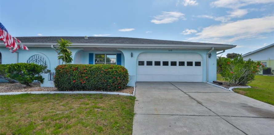 House in Sun City Center, Florida 2 bedrooms, 140.84 sq.m. № 1894079
