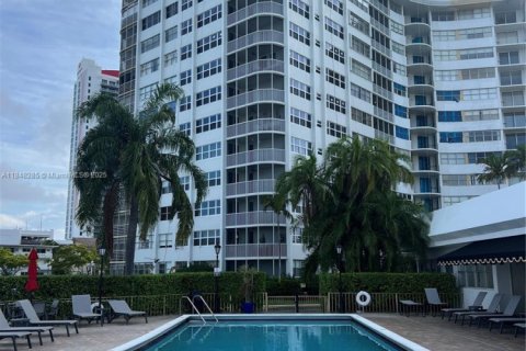 Condo in Hallandale Beach, Florida, 1 bedroom  № 1936681 - photo 5