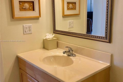 Condo in Hallandale Beach, Florida, 1 bedroom  № 1936681 - photo 18