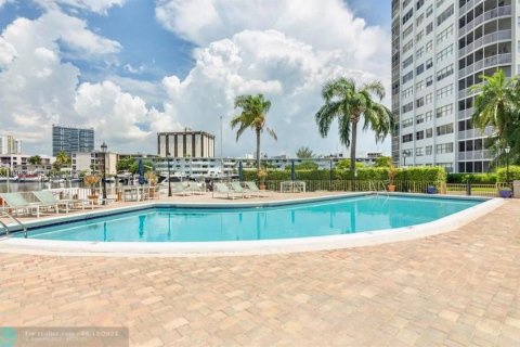 Condo in Hallandale Beach, Florida, 1 bedroom  № 1936681 - photo 11