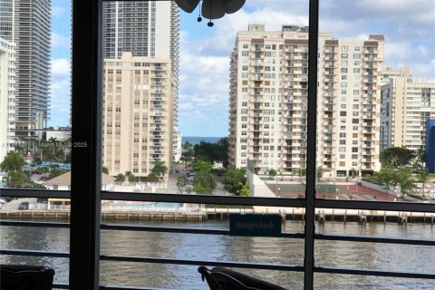 Condo in Hallandale Beach, Florida, 1 bedroom  № 1936681 - photo 25