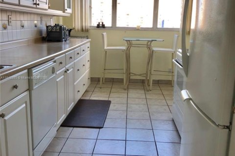 Condo in Hallandale Beach, Florida, 1 bedroom  № 1936681 - photo 21