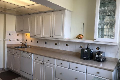 Condo in Hallandale Beach, Florida, 1 bedroom  № 1936681 - photo 23