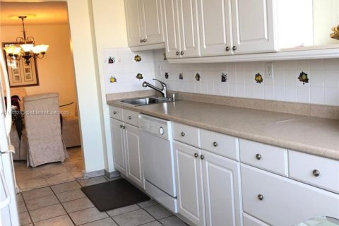 Condo in Hallandale Beach, Florida, 1 bedroom  № 1936681 - photo 22