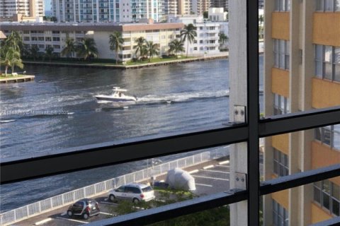 Condo in Hallandale Beach, Florida, 1 bedroom  № 1936681 - photo 12