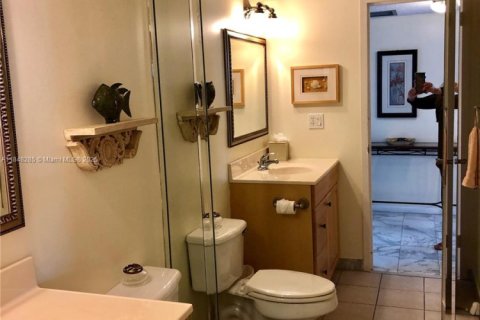 Condo in Hallandale Beach, Florida, 1 bedroom  № 1936681 - photo 13