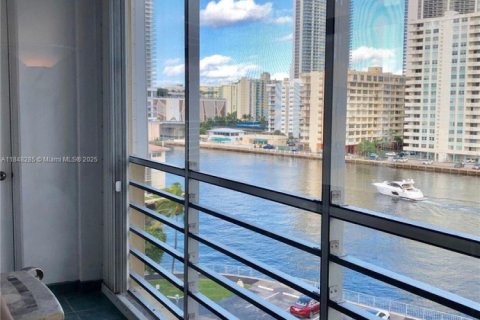 Condo in Hallandale Beach, Florida, 1 bedroom  № 1936681 - photo 29