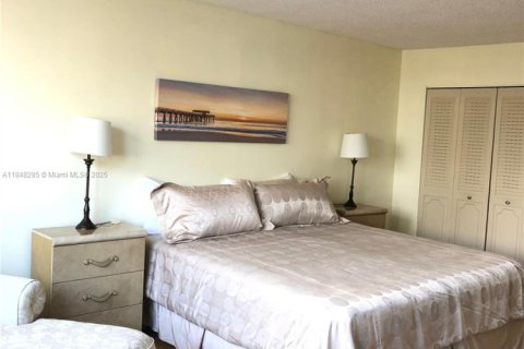 Condo in Hallandale Beach, Florida, 1 bedroom  № 1936681 - photo 27