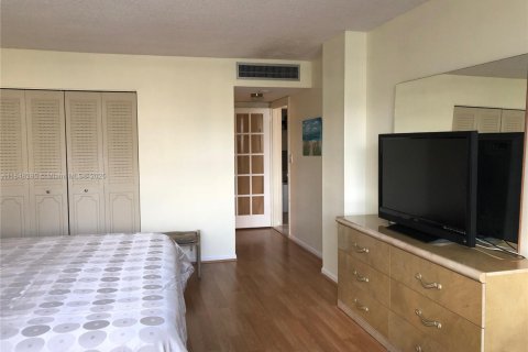 Condo in Hallandale Beach, Florida, 1 bedroom  № 1936681 - photo 14