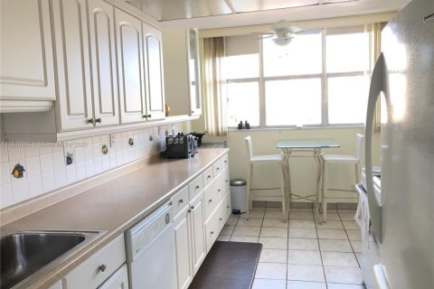 Condo in Hallandale Beach, Florida, 1 bedroom  № 1936681 - photo 20