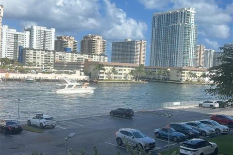 Condo in Hallandale Beach, Florida, 1 bedroom  № 1936681 - photo 7