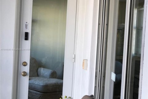 Condo in Hallandale Beach, Florida, 1 bedroom  № 1936681 - photo 17