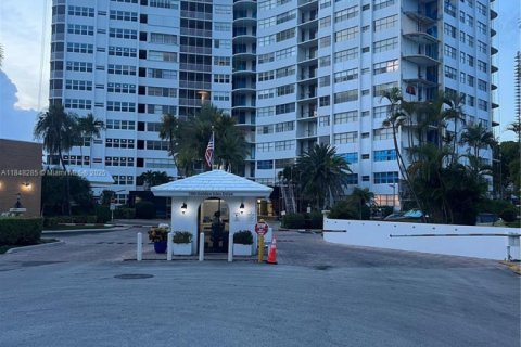 Condo in Hallandale Beach, Florida, 1 bedroom  № 1936681 - photo 2