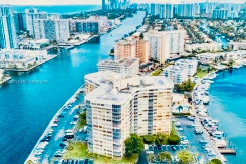 Condo in Hallandale Beach, Florida, 1 bedroom  № 1936681 - photo 3