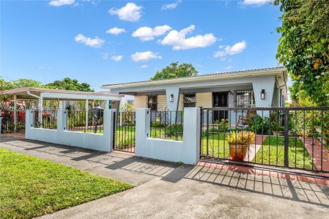Casa en venta en Hialeah, Florida, 4 dormitorios, 184.13 m2 № 1968675 - foto 2